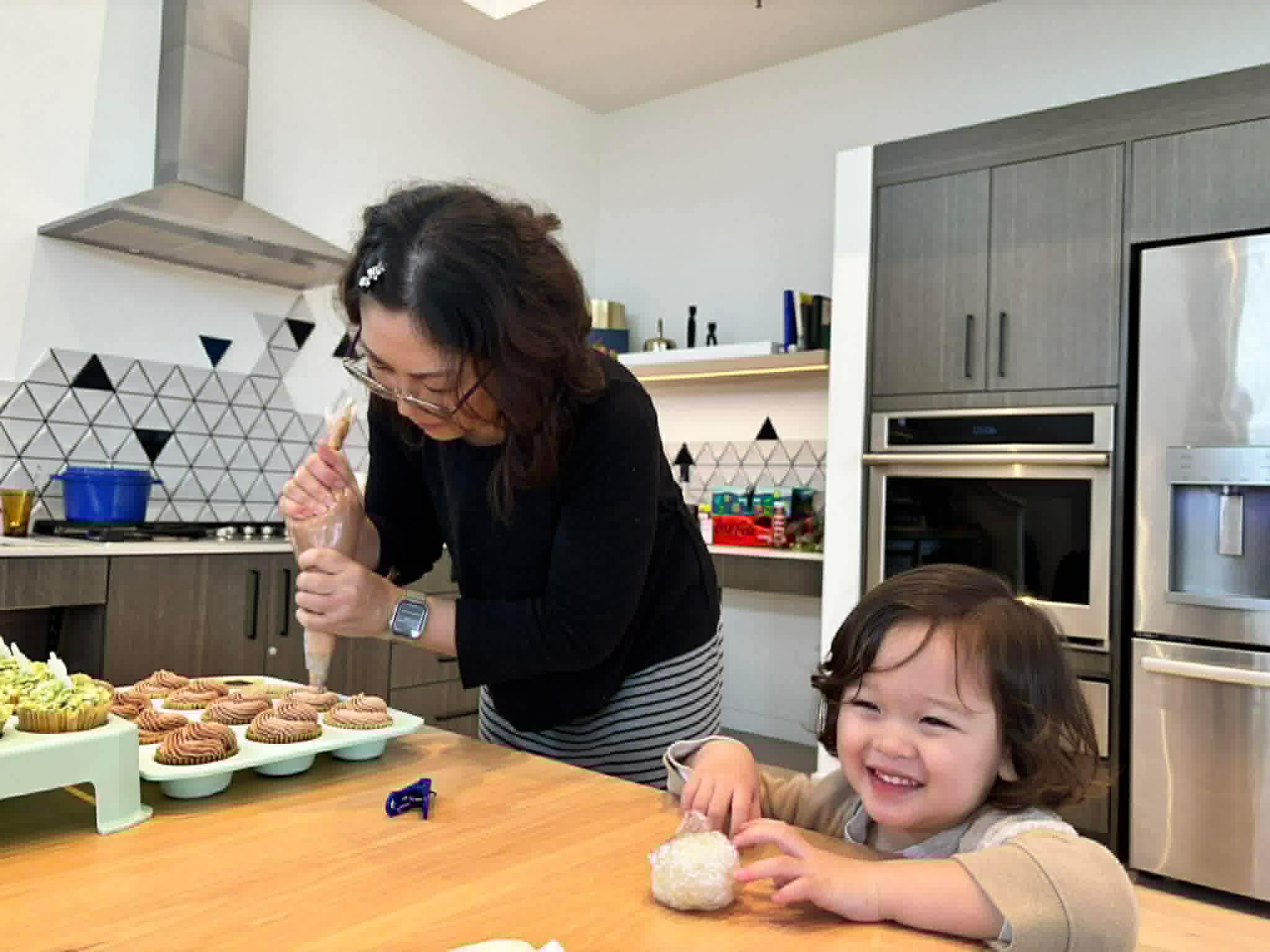 Wakako decorating cupcakes with a child